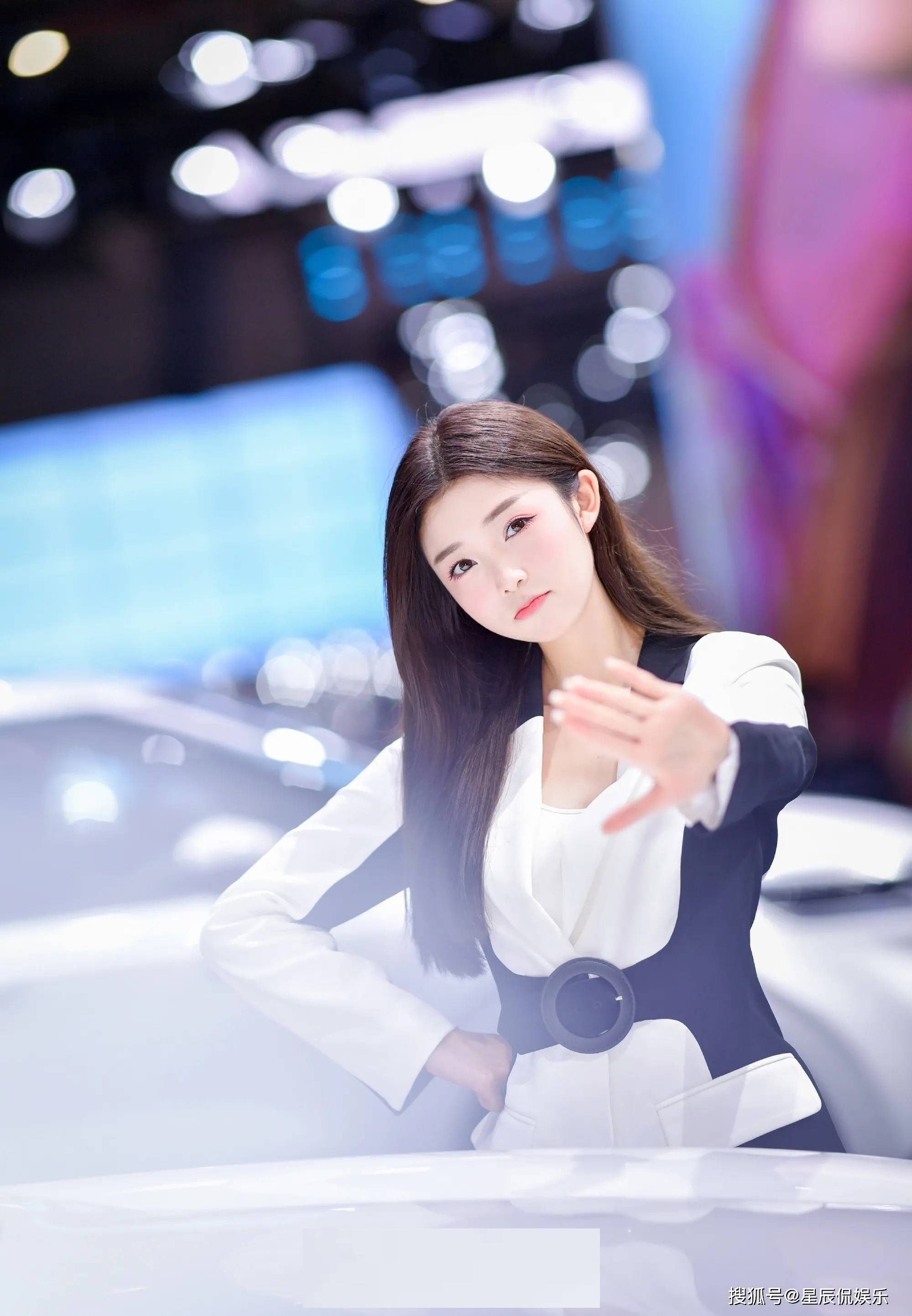 甜美车模女神李凉凉