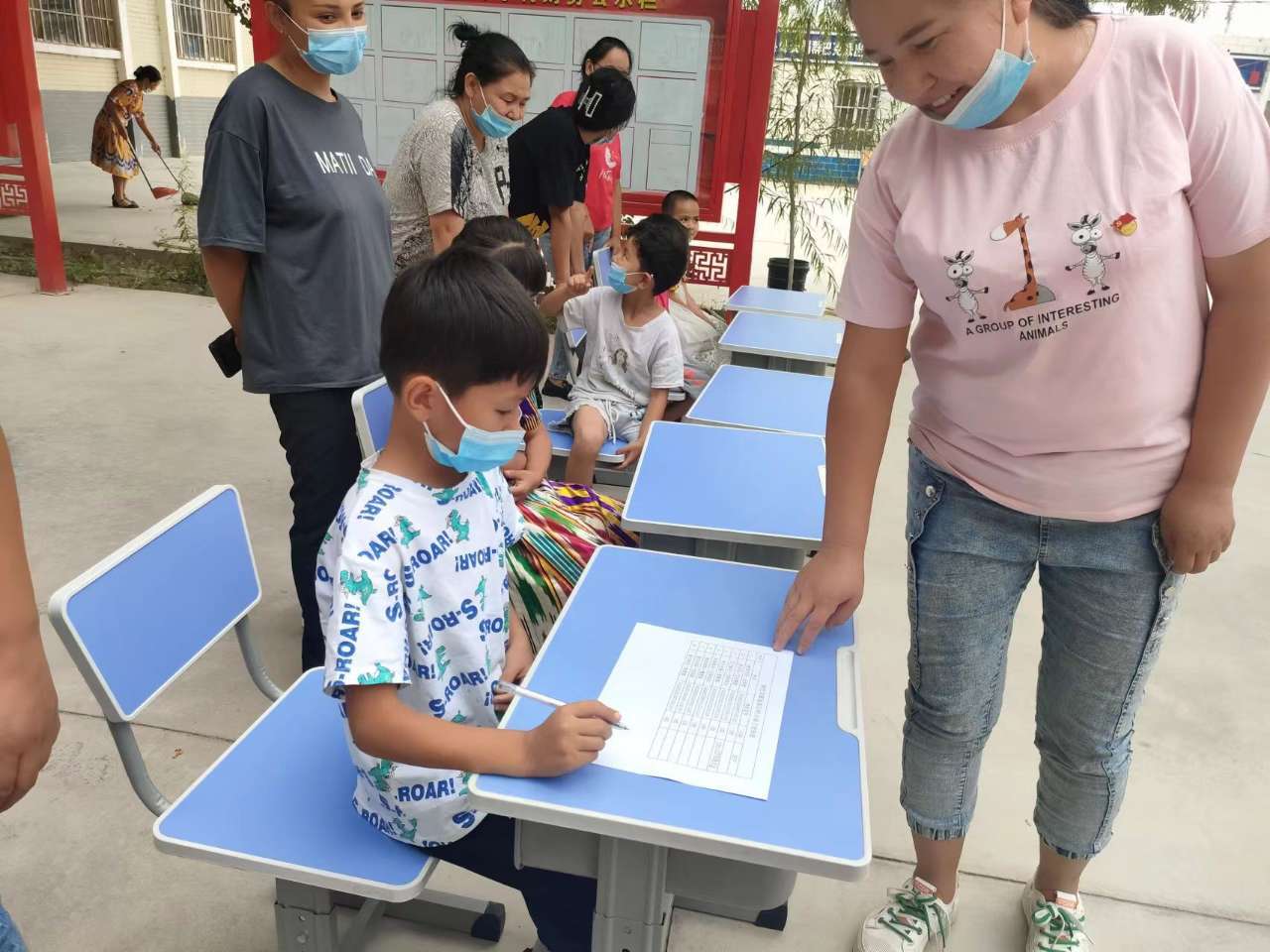 轮台县群巴克镇小小课桌大民生人大代表助梦起航