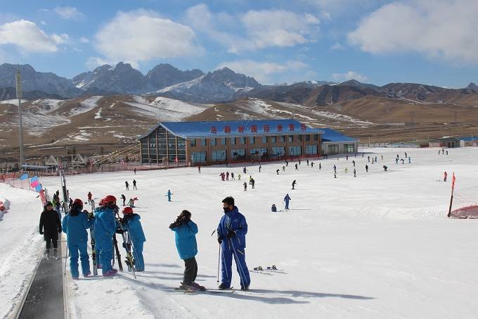 乌鞘岭国际滑雪场乌鞘岭国际滑雪场建有雪道11条,总长6100米,其中初级