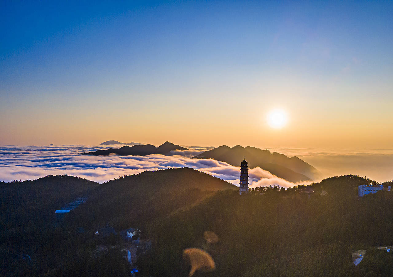 冬游江西，在明月山云海之上滑雪，泡摄生硒温泉水脉温泉