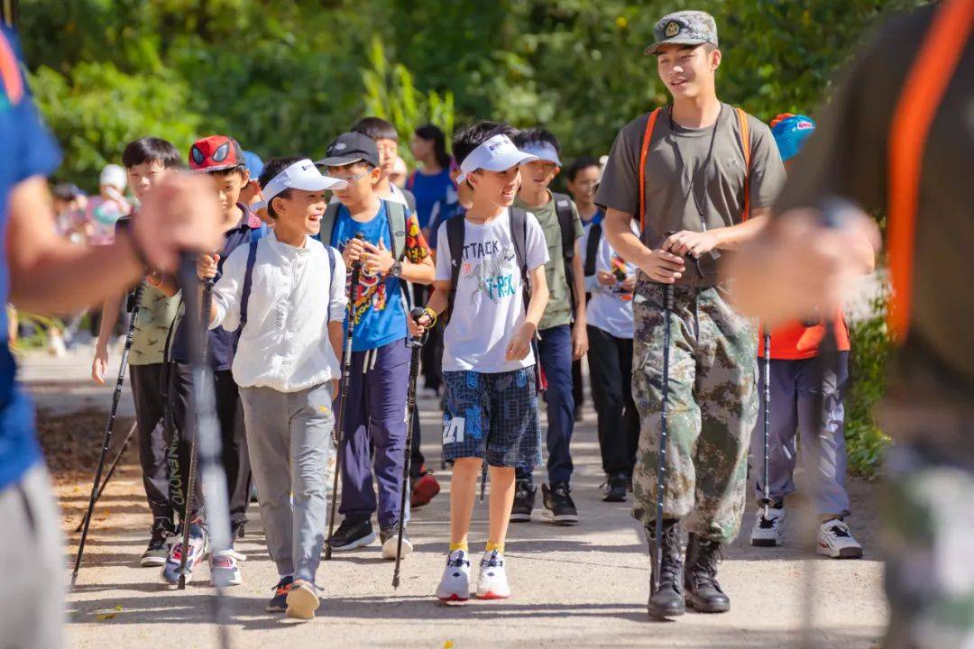 南洋夏令营 如何通过拓展训练活动增强孩子必一运动官网们的自信和勇气？(图2)