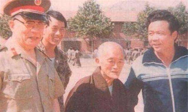 原创
            海灯法师：77高龄表演二指禅倒立，是真是假？风光背后骂声涌动