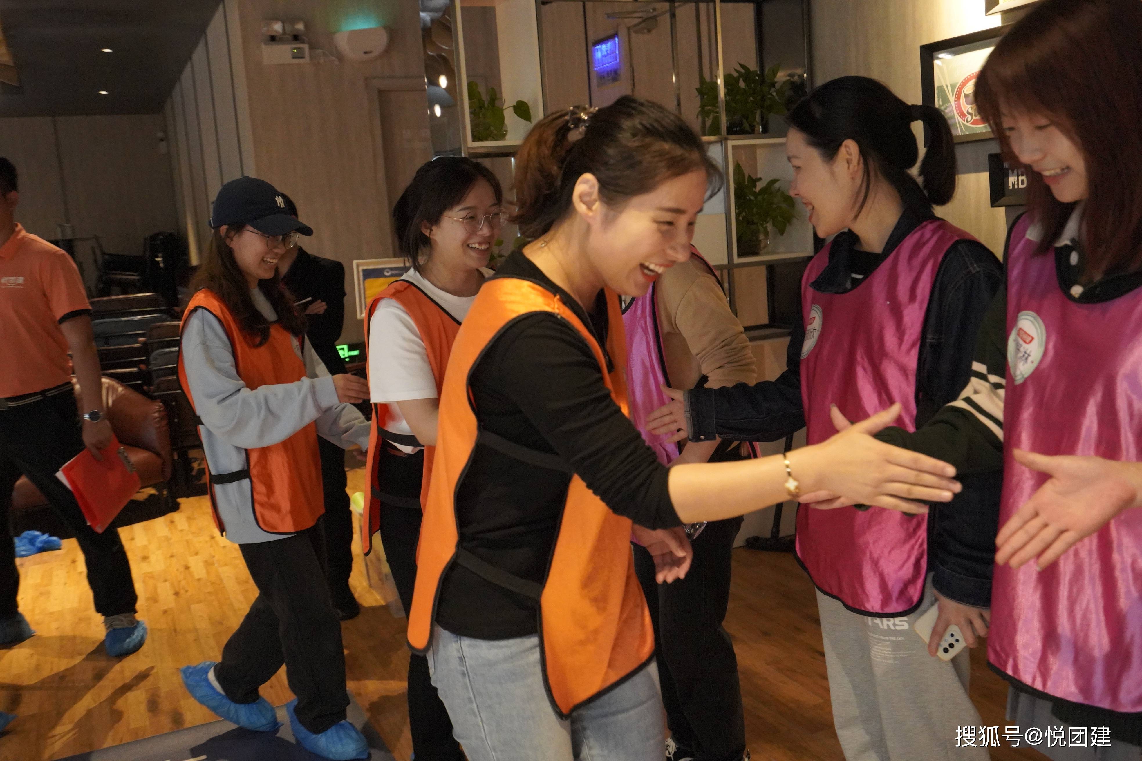 ⼴州会议团建活动攻略必一运动官网 室内团建沉浸式体验⸺冰壶主题团建(图1)