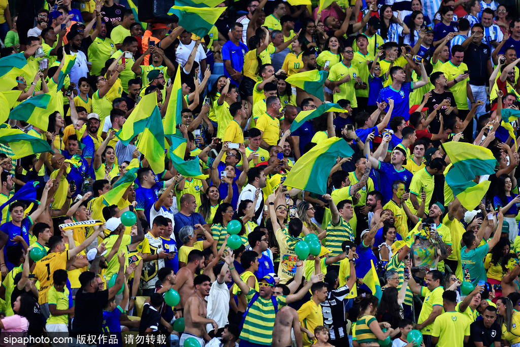 比赛暂停！巴西阿根廷球迷混战梅西劝架 看台惊现易建联球衣