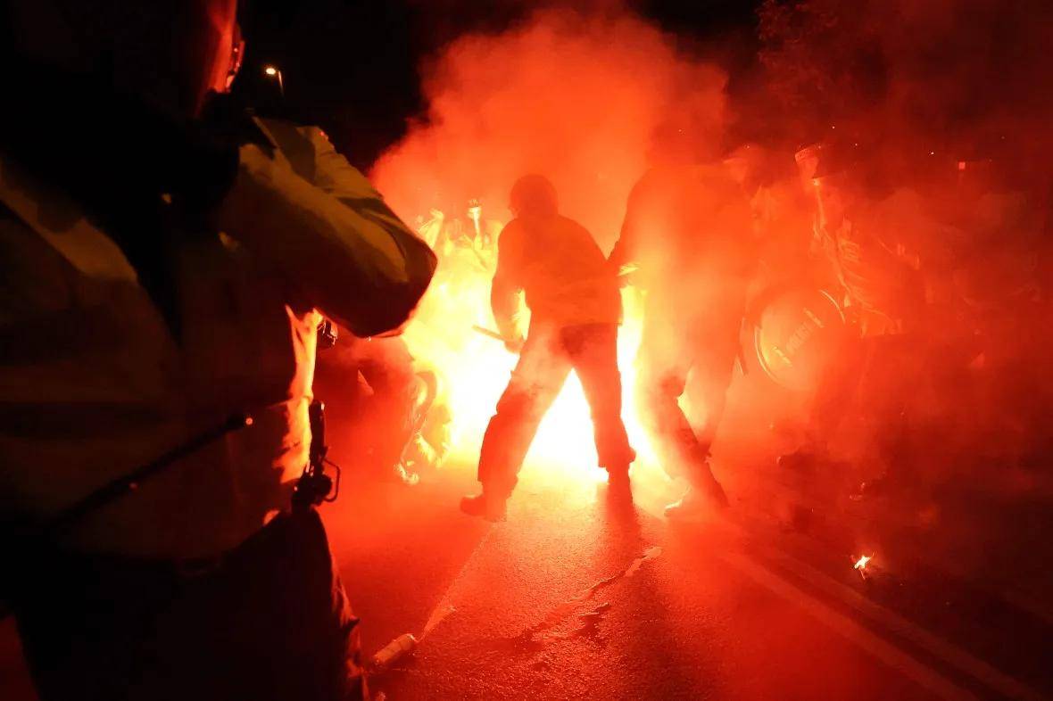 欧协联爆发暴力事件！球迷攻击英国警察 投掷照明弹伤人