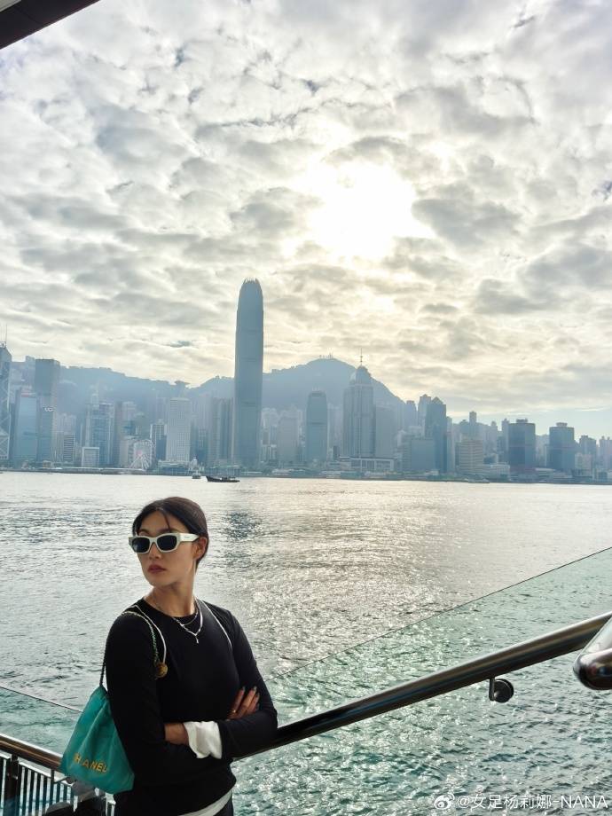 女足国脚杨莉娜晒中国香港游玩照 被调侃：去见家长了(图)