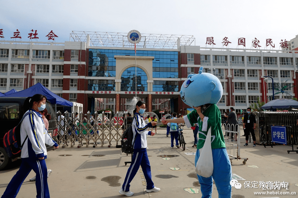 赵子政供图保定市联盟西路小学校园内,学生正在进行升旗仪式.