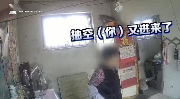 拷问▲大妈回家“偶遇”小偷盗窃 发灵魂拷问将他吓跑，