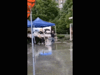 暖！保安与教师用超大“雨伞”送千余学生放学，自己全身湿透