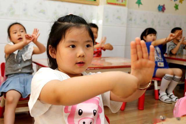 (图4为)6月2日,山东省枣庄市鑫昌路小学幼儿园小朋友在练习"七步洗手