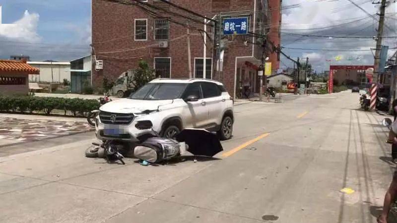 事故普宁市南径镇某路段发生车祸摩托车上两人瞬间被撞飞