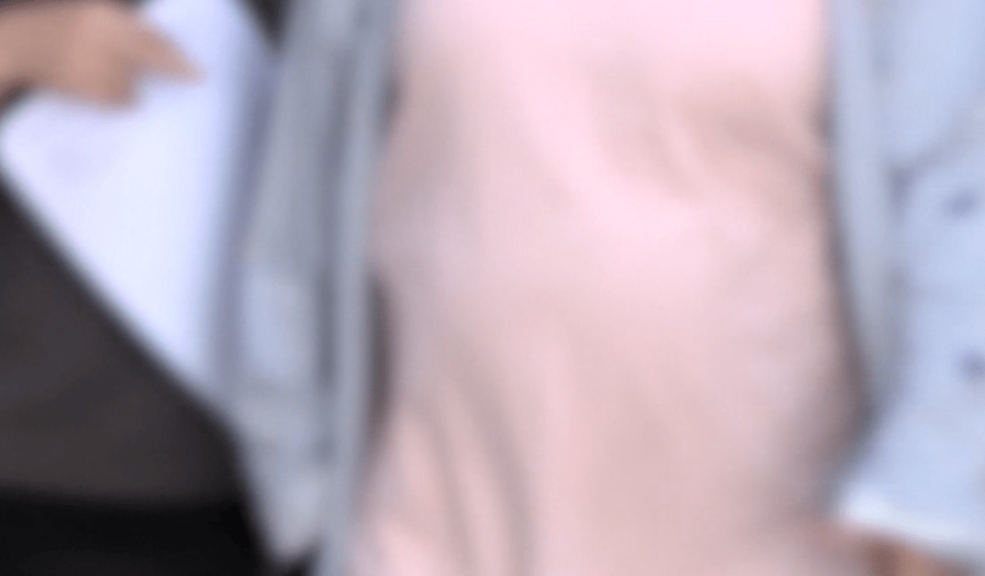 令人迷惑！孕妇上山看风景，风景没看成却把孩子生了...