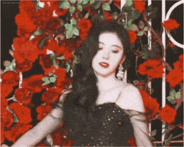 参加活动的热巴 身穿白色礼服 欧更纱和亮片的些许点缀 优雅大气