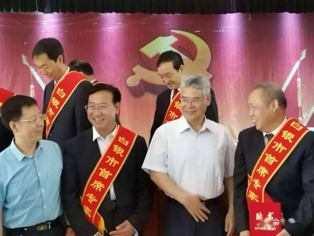 有五名人员聘任为行业领域首席专家,分别是:县畜牧兽医局副局长陈万良
