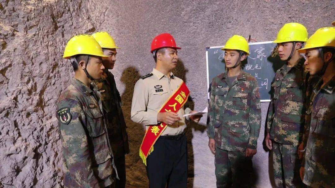 全国人大代表沙子呷两会精神传达到国防施工阵地