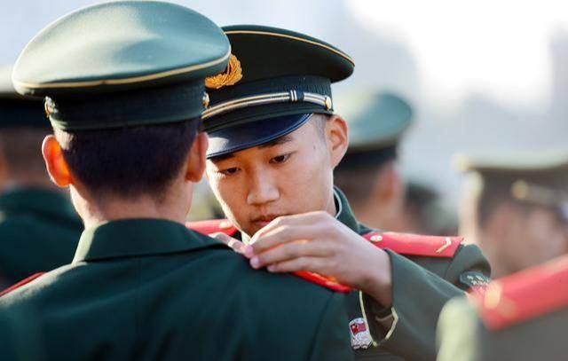 一,义务兵的方式去当兵,专业上没有限制,性别上也没有限制,男生女生