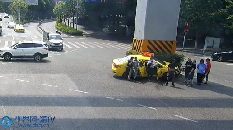 出租车径直撞上轨道柱 巨大撞击声把周边人都吓