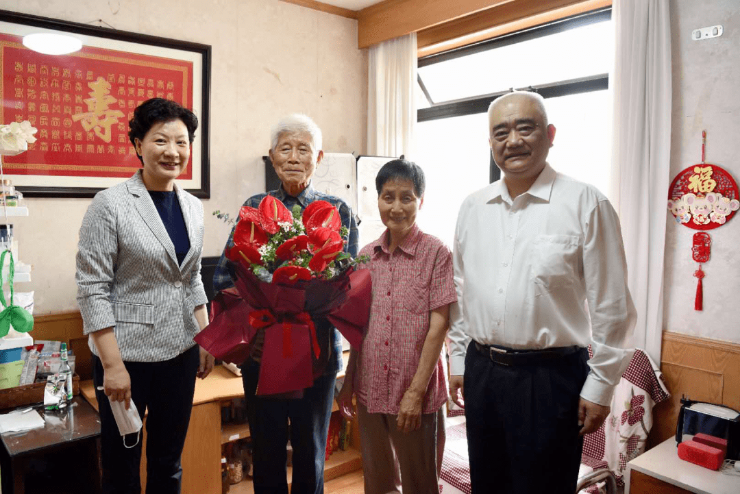 市委组织部副部长老干部局局长杨佳瑛走访看望全国离退休干部先进个人