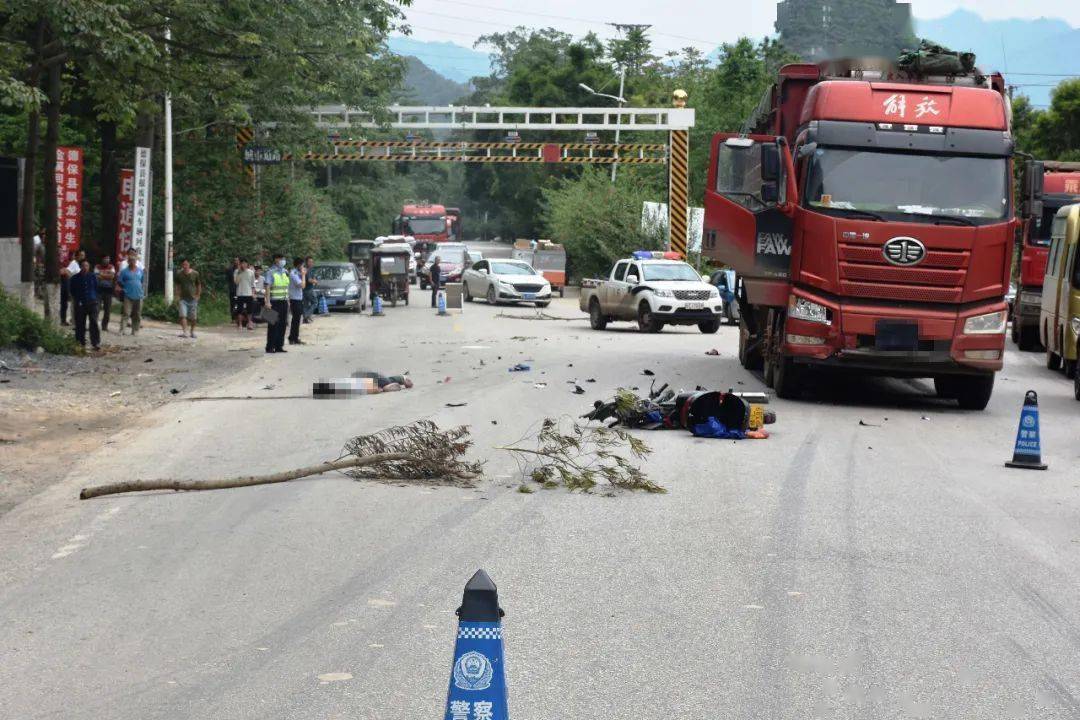 德保交警提醒夏日高温多雨交通事故频发呗侬们要谨慎出行