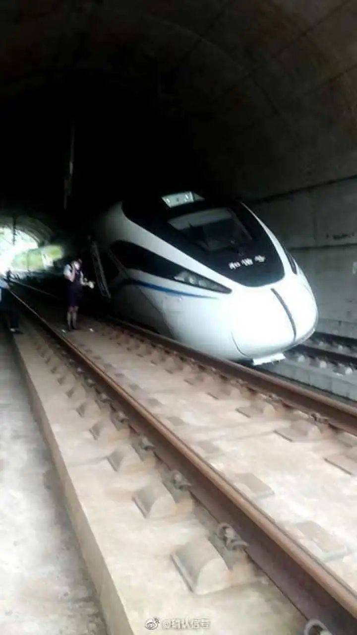 隧道|一动车组隧道内脱线？！官方通报来了