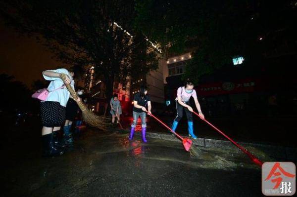 军民|“超警”洪峰过后，柳江河水位下降，军民挑灯奋战忙清淤