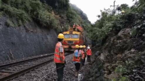 线路|福建三明山体滑坡影响铁路线，500人连夜抢通