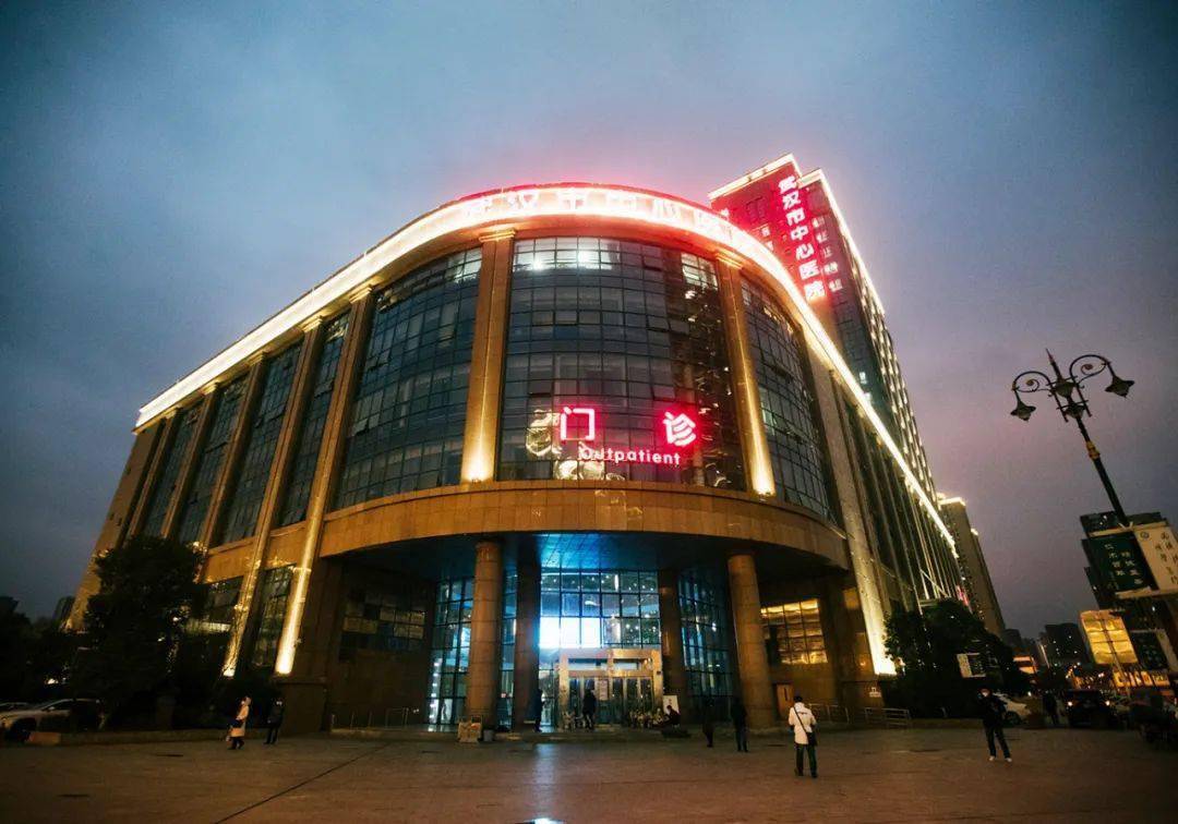 白皮书|国务院发布抗疫白皮书：确诊患者人均医疗费用2.3万，武汉定点医院重症治愈率89%