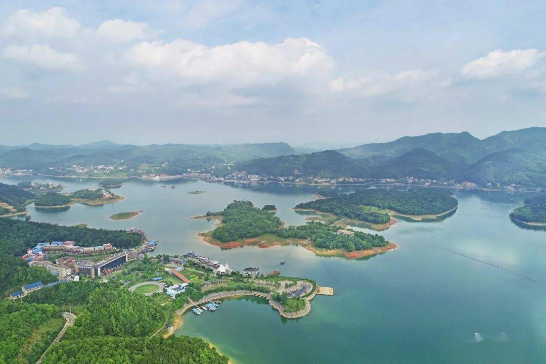 蓝天白云下的湘乡市水府庙水库,水清岸绿景色新.