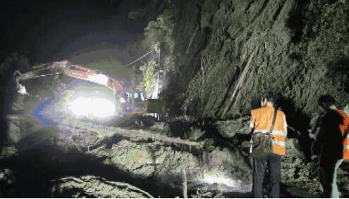 线路|福建三明山体滑坡影响铁路线，500人连夜抢通