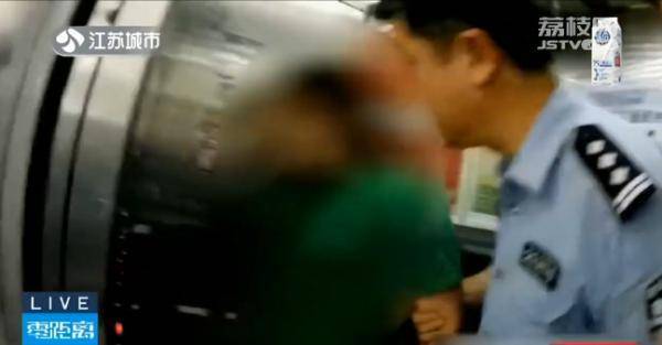 银行|惊险！轻生女子报完银行密码欲从14楼跳下，被民警一把拉住了手......