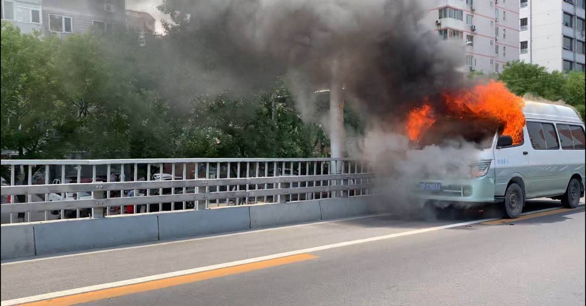 中路|北京南三环中路洋桥附近一辆金杯车起火