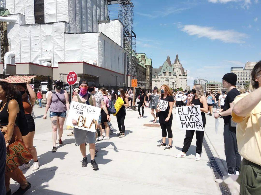 渥太华大游行:千人人浪式下跪,特鲁多长跪8分钟!现场友爱互助