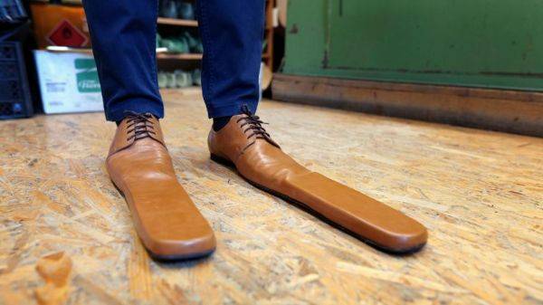 西班牙|如何保持社交距离？“超长皮鞋”了解一下