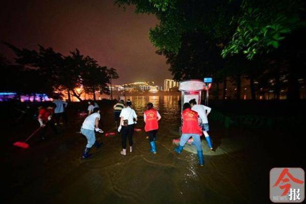 军民|“超警”洪峰过后，柳江河水位下降，军民挑灯奋战忙清淤