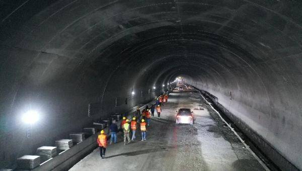 今天上午,拉萨市纳金山隧道全线贯通!