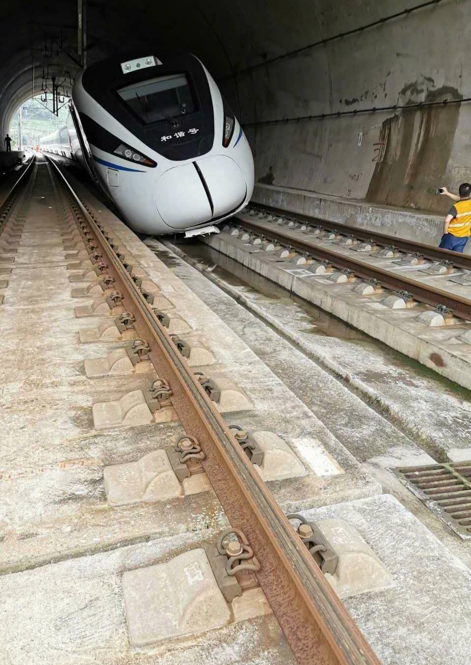 贺州|D1862次列车因落石行车受阻，一驾驶员受伤乘客转运