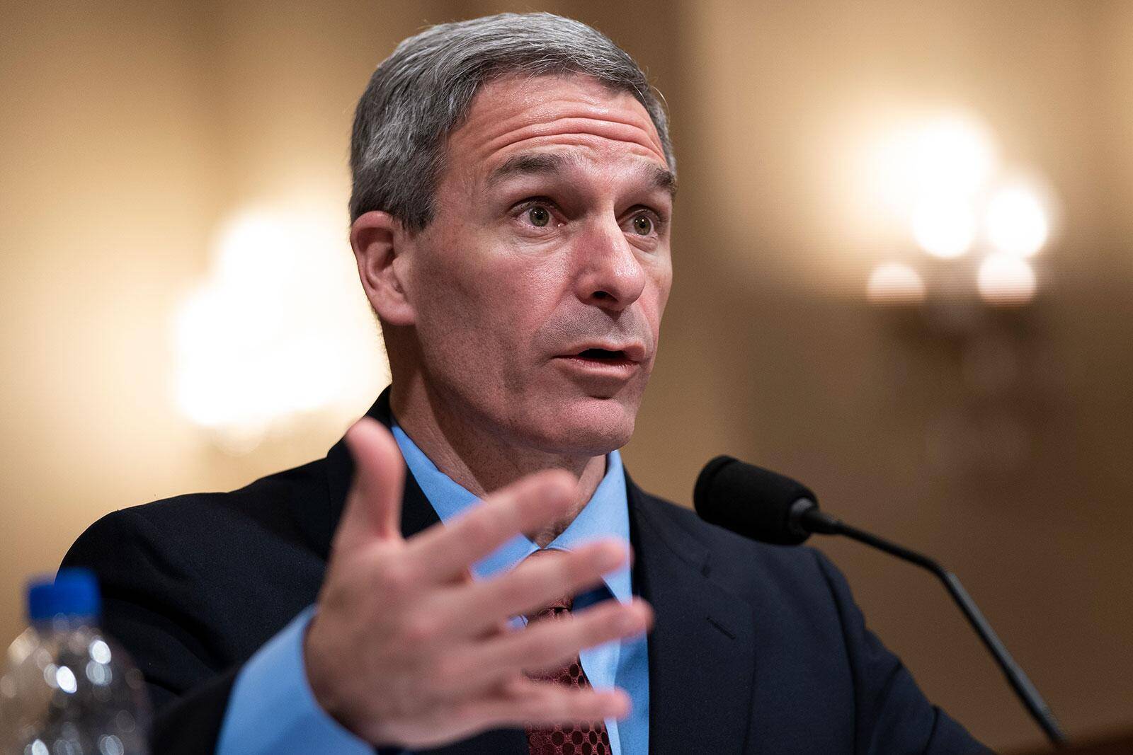 白人|如果弗洛伊德是白人，能活下来吗？美高官的回答公然否认执法机构存在种族歧视：他活不了