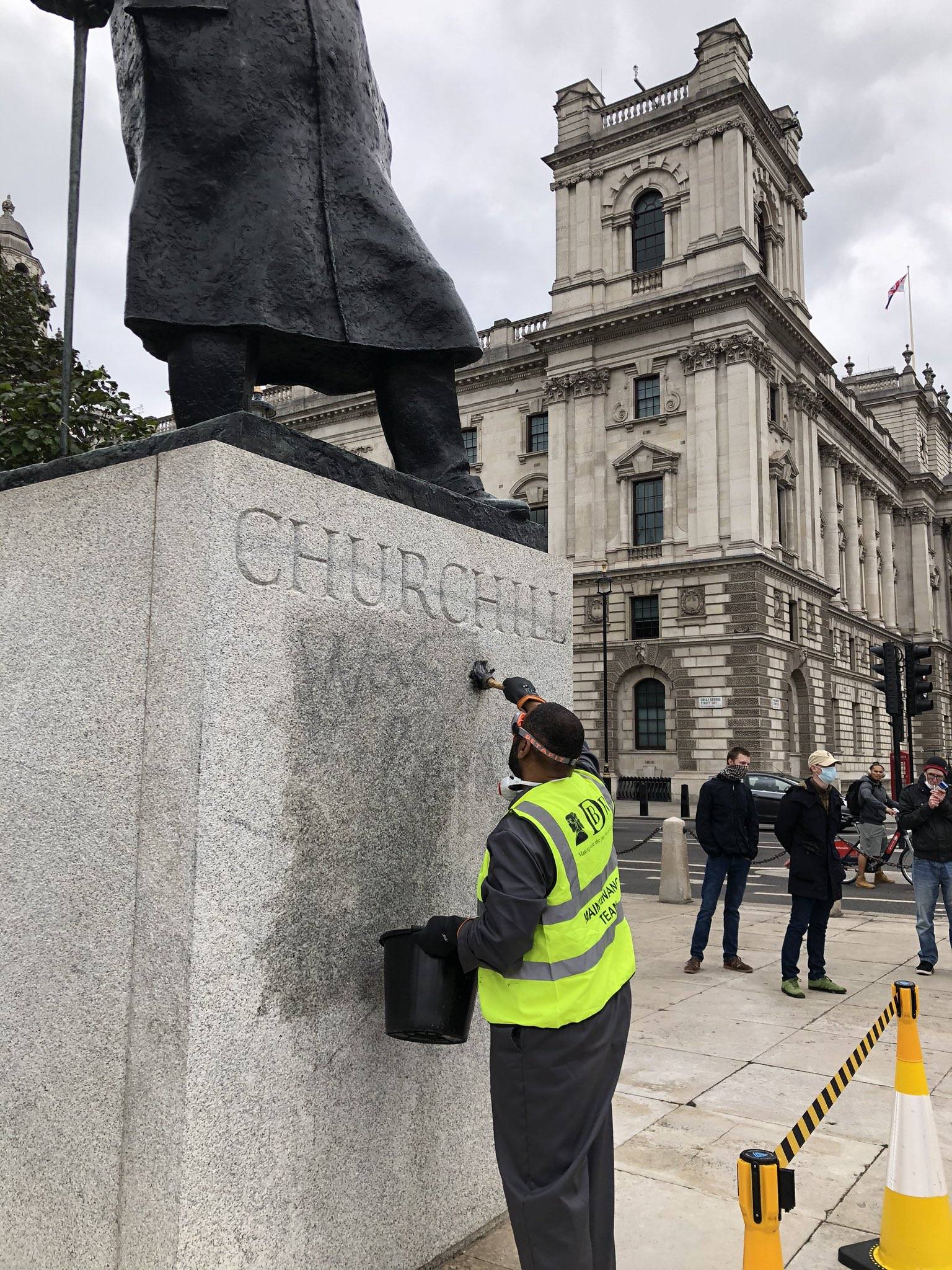 英国|“丘吉尔”也遭殃了