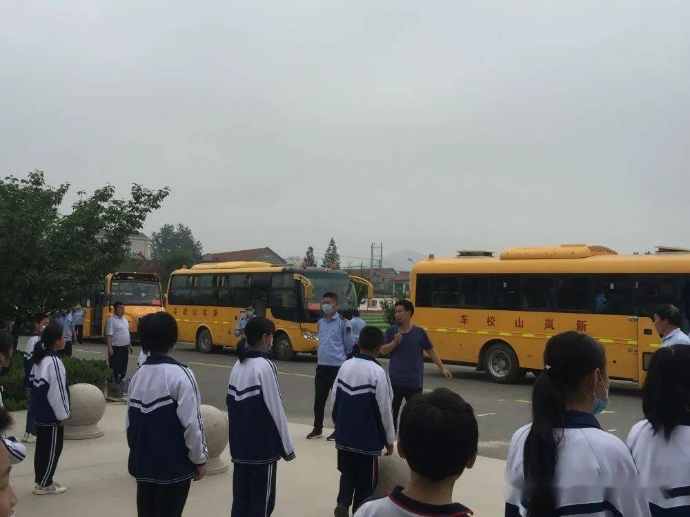 新时代文明实践黄墩镇初级中学举行校车安全演练活动