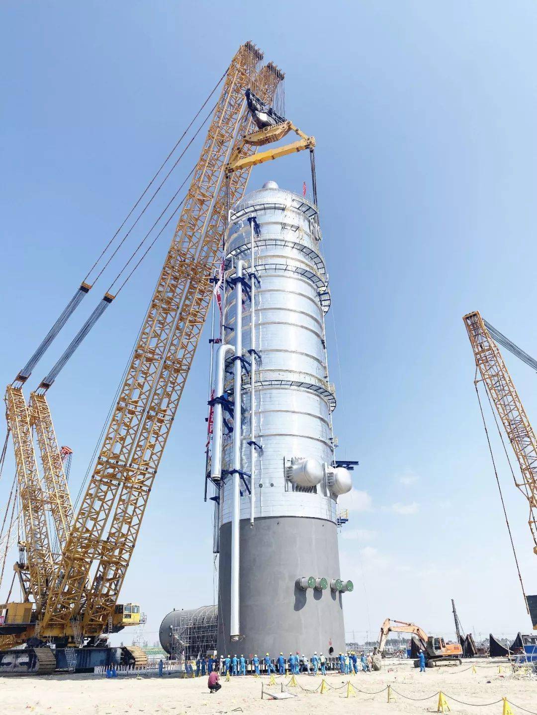 车古雷项目圆满首吊古雷炼化一体化项目第一台千吨级大塔—急冷油塔