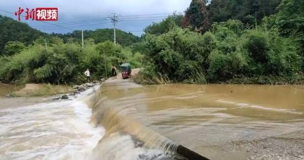 常林|强降雨致福建沙县多名民众被困河岸 消防绳索救援