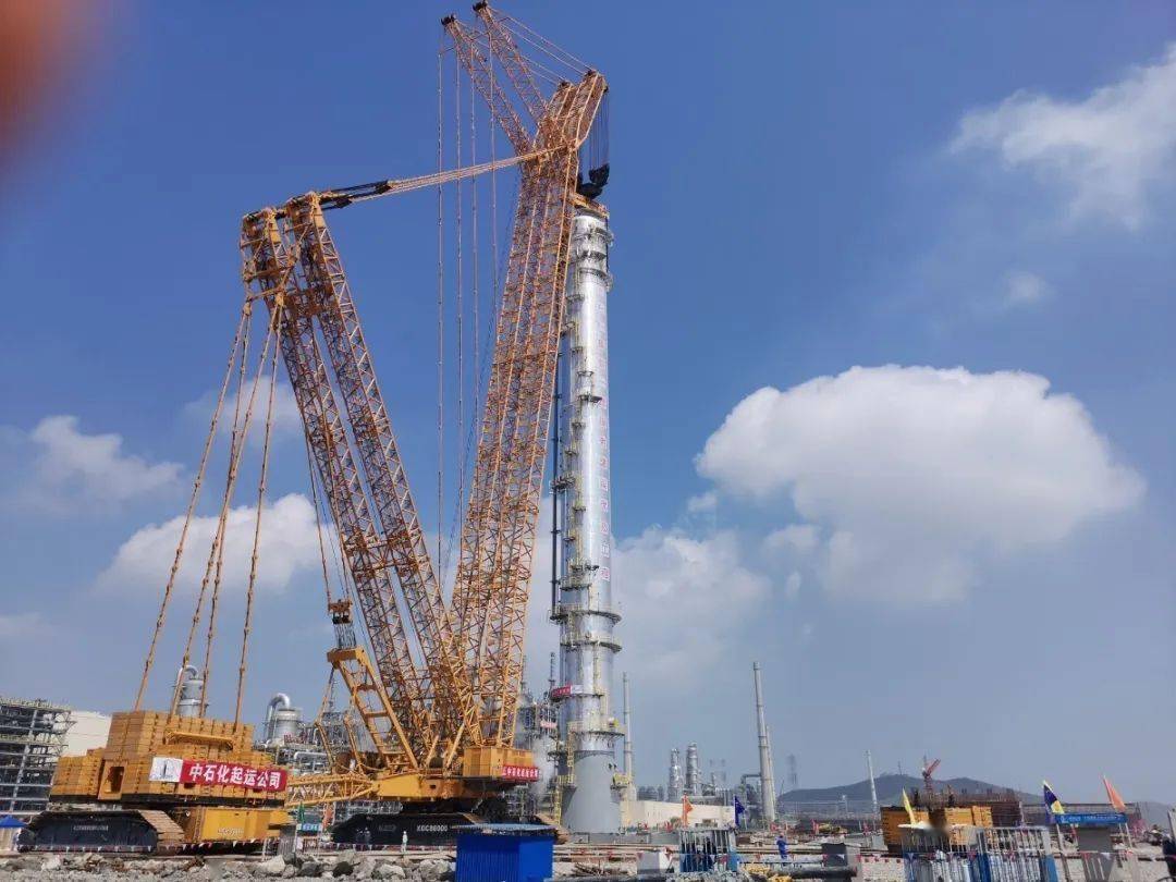 四千吨履带起重机:古雷之行擎十塔,万吨吊装立战功!