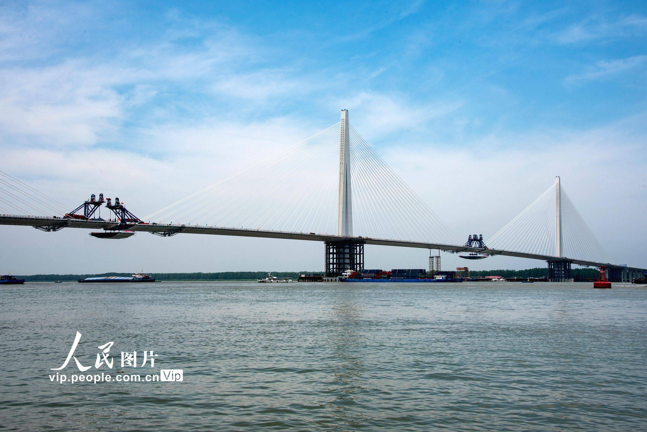 南京长江五桥最后一块桥面吊装完成