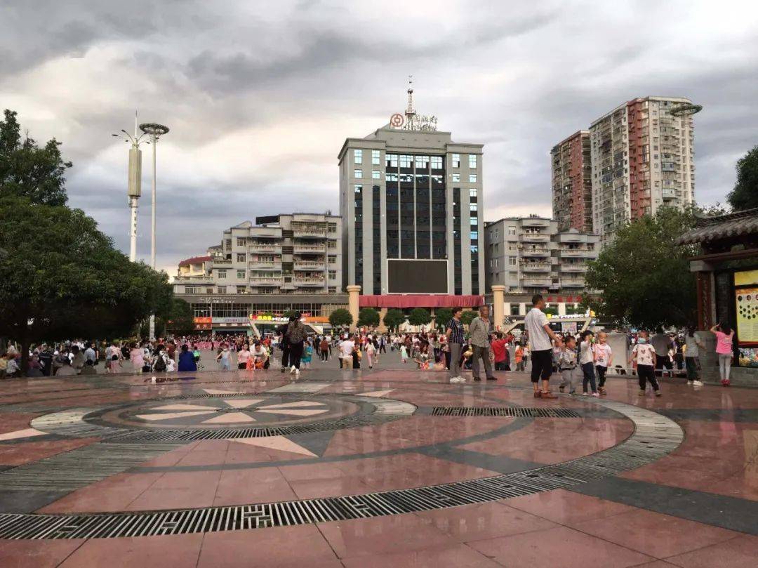 实拍:咸丰县城五大广场"地摊经济",哪个最火爆?
