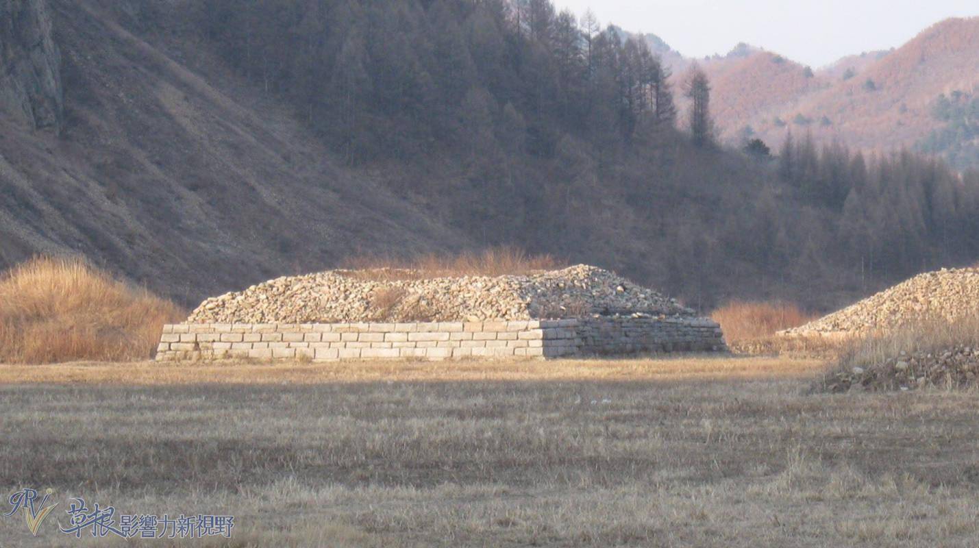 此画面有见到三座古墓,有土墓与石墓