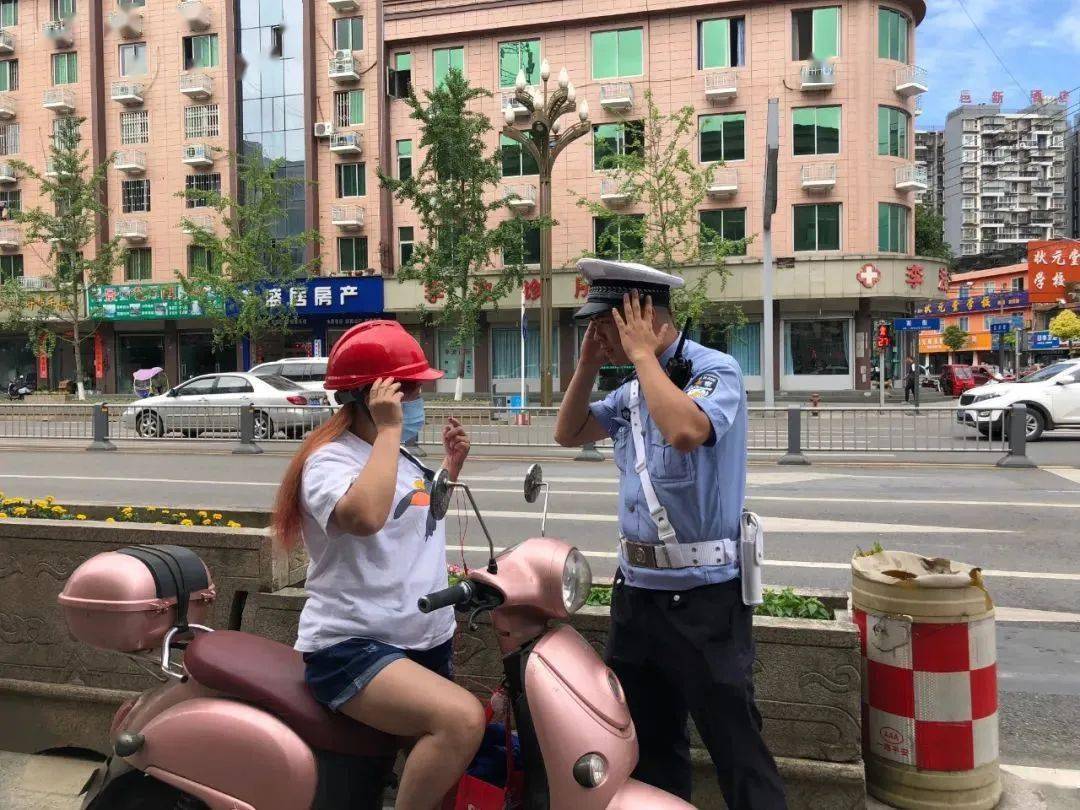 叔叔,头盔下面的带子一定要系好哈大姐,下次记得戴上头盔近日,小编在