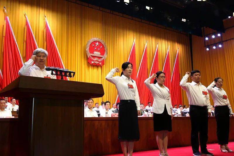 市人大常委会副主任,县委书记黄琦为新当选的县人大常委会主任马建