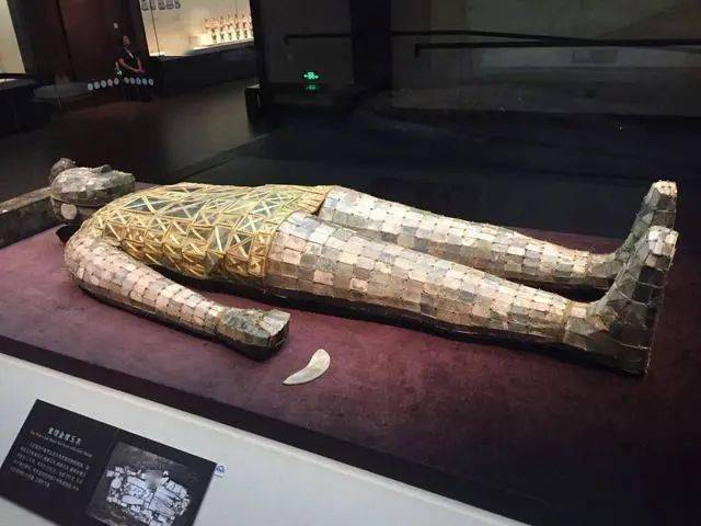 窦绾墓金缕玉衣被发现时的情况 据《西京杂志》记载,汉代帝王下葬都用