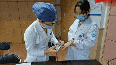 94位志愿者没喝饮料前抽血检测浙大一院内分泌科,4位平时血糖完全正常