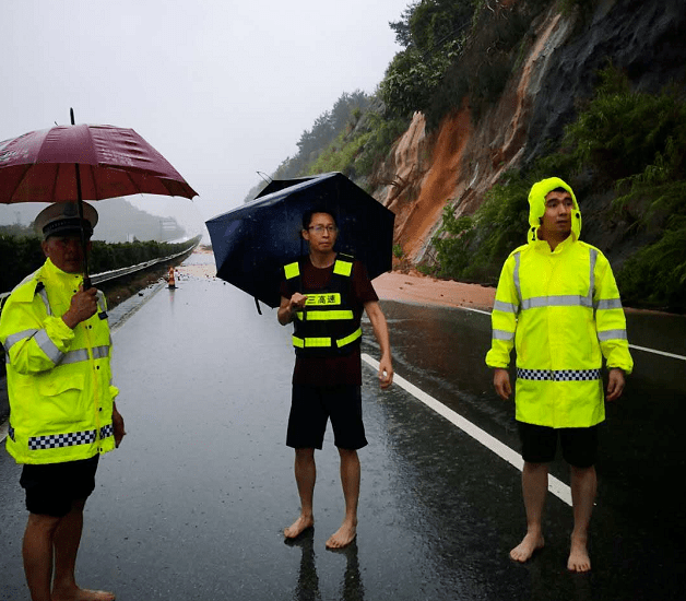 跑外卖下暴雨怎么穿搭_暴雨送外卖图(3)